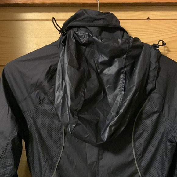 Lululemon running jacket with hood - Picture 3 of 5
